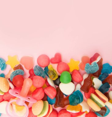 pastel renkli arka plan üzerinde çeşitli şekerler