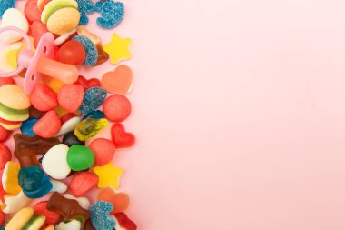 pastel renkli arka plan üzerinde çeşitli şekerler