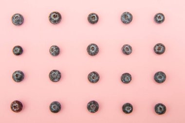 pastel pembe bir arka plan üzerinde yaban mersini