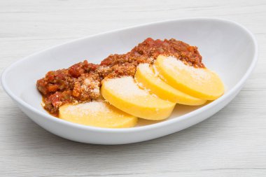 Polenta sosis sosu ile