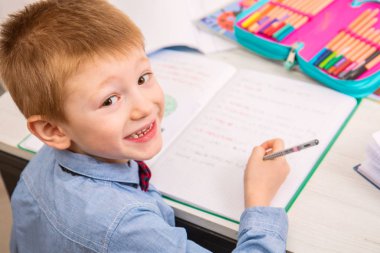 Genç çocuk ödev yapıyor