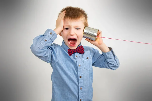 Bezorgd Jongen Luistert Met Blikje Telefoon — Stockfoto