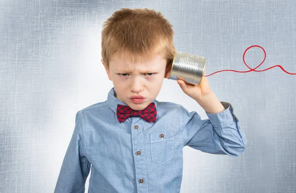 Arg Ung Pojke Lyssnar Med Plåtburk Telefon — Stockfoto