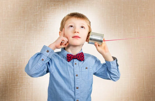 Penser Jeune Garçon Écoute Avec Étain Peut Téléphone — Photo