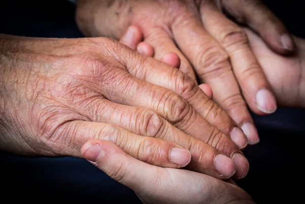 Vieux Mâle Jeune Femelle Mains — Photo