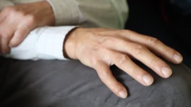 Aşkla teselli eden genç eller yaşlı, buruşuk adamın elleri.