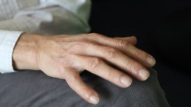 Aşkla teselli eden genç eller yaşlı, buruşuk adamın elleri.