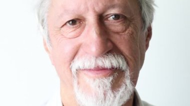 beyaz saçlı yaşlı beyefendi kamera görünüyor