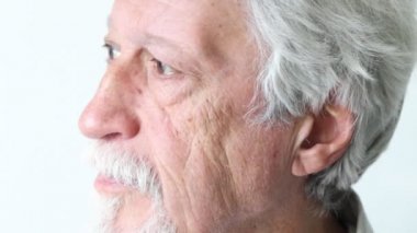 beyaz saçlı yaşlı beyefendi kamera görünüyor