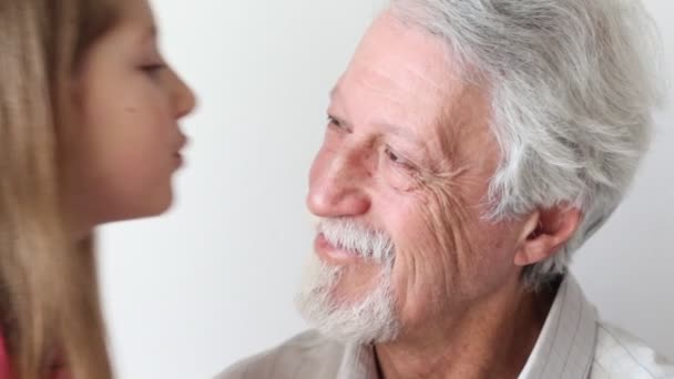 Menina Beija Abraça Seu Avô Com Amor — Vídeo de Stock
