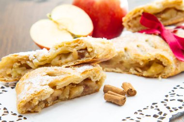 elma strudel taze elma ve tarçın ile