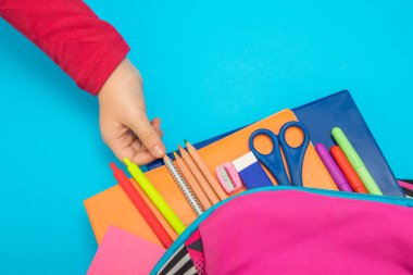 Kızın elini alarak okul aksesuarları