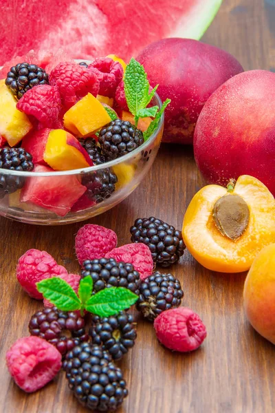 Fruta Mezclada Con Bayas Sobre Madera — Foto de Stock