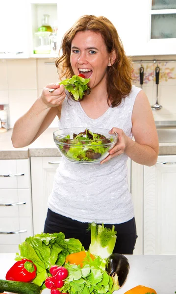 Mujer Joven Sonriente Comiendo Ensalada Fresca Cocina Moderna — Foto de Stock