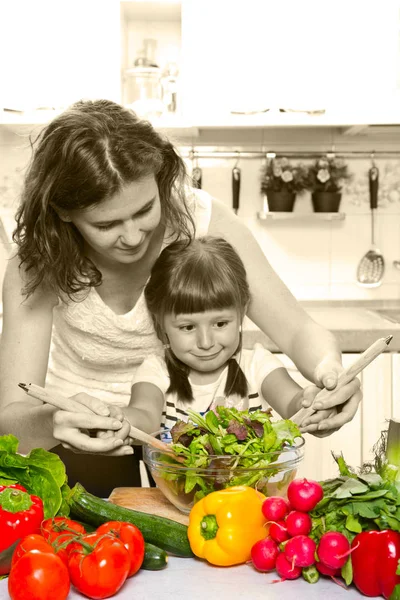 Mor Och Dotter Matlagning Middag Köket — Stockfoto