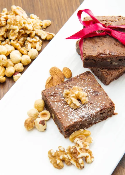 Kuchen Schokolade Brownies Auf Weißem Teller Mit Nuss — Stockfoto