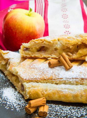 elma strudel taze elma ve tarçın ile