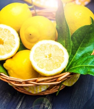 hasır kapta yaprakları ile taze limon