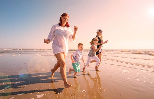 美丽的妈妈和她的孩子们在海里玩耍 — 图库照片