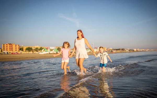 Schöne Mutter Spielt Mit Ihren Kindern Meer — Stockfoto