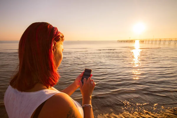 Piękna Kobieta Zapisu Smartphone Plaży Zachód Słońca — Zdjęcie stockowe