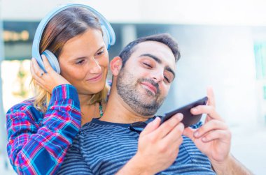 mutlu çift listeming müzik kulaklık ile