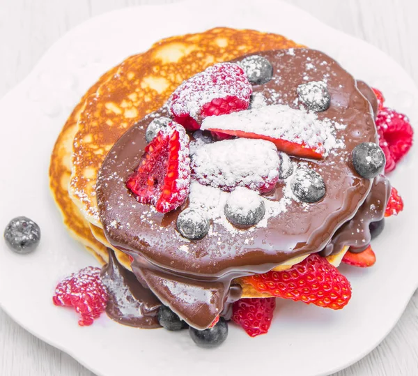 Deliciosos panqueques caseros con chocolate — Foto de Stock