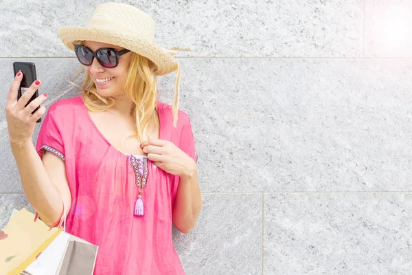 Beautiful woman with sunglasses doing a selfie — Stock Photo, Image