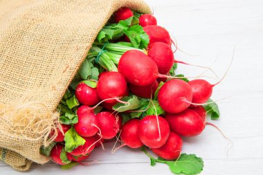 bir çuvala taze turp