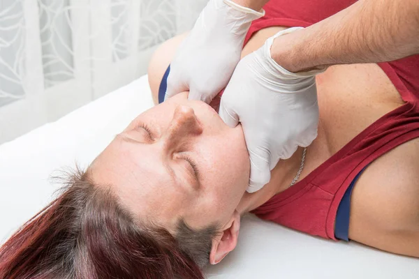 Mujer Está Haciendo Una Sesión Fisioterapia —  Fotos de Stock