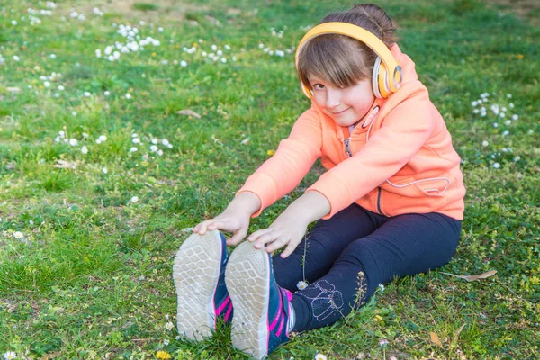 Ung flicka gör övningar på park — Stockfoto