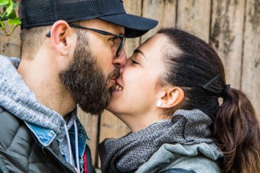 öpüşen güzel çift