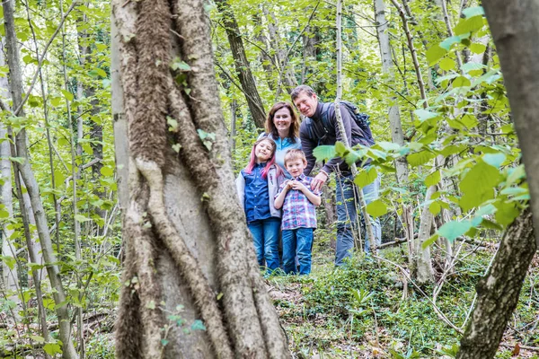 Portrait de famille heureuse dans la forêt — Photo