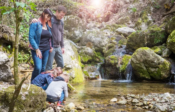 Familia Feliz Ver Arroyo Montaña — Foto de Stock