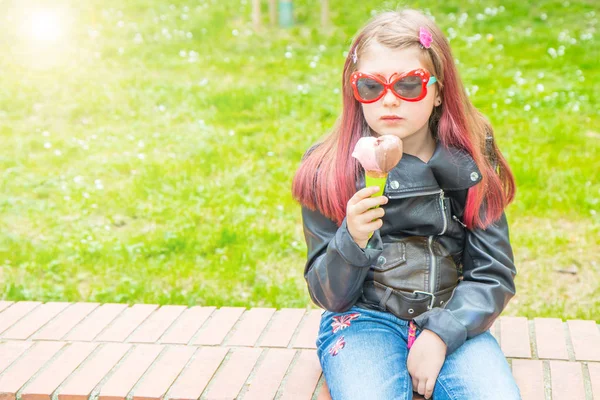 Χαμογελαστή Κοριτσάκι Γυαλιά Ηλίου Τρώει Παγωτό Στο Πάρκο — Φωτογραφία Αρχείου