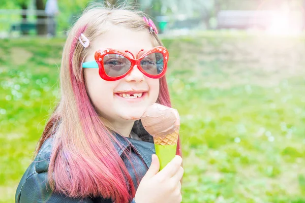 Niña Sonriente Con Gafas Sol Comiendo Helado Parque — Foto de Stock