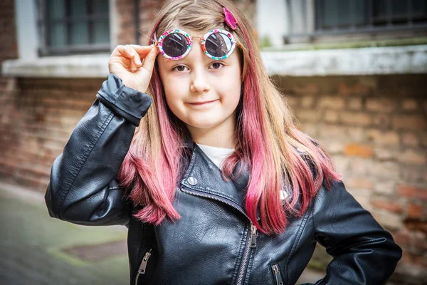 Menina Sorridente Com Óculos Sol Jaqueta Couro — Fotografia de Stock