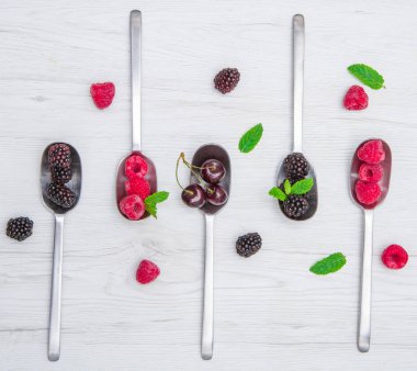 kaşık üzerinde karışık Berry