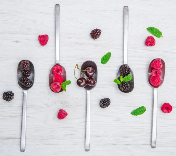 kaşık üzerinde karışık Berry