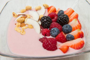 taze berry ile lezzetli smoothie