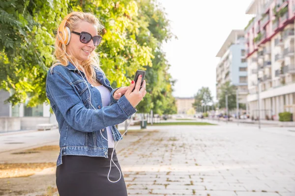 Smiling woman listen music — Stock Photo, Image