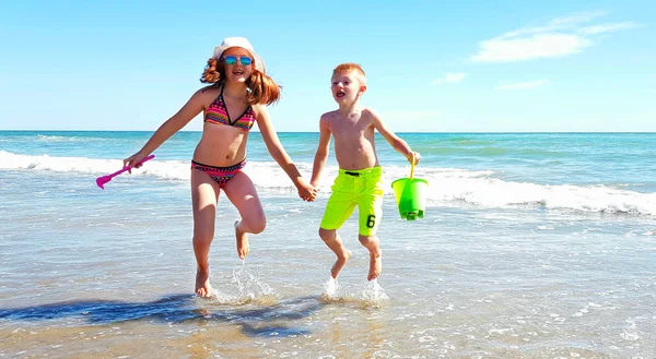 Šťastné Děti Skáčou Pláži Slunného Letního Dne — Stock fotografie