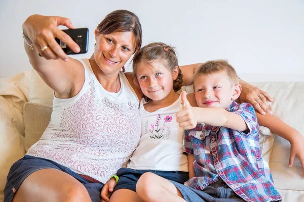 Sonriente madre tomando selfie con niños lindos en el teléfono inteligente, feliz —  Fotos de Stock