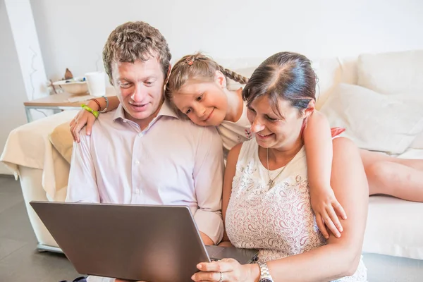 Familia Joven Usando Ordenador Portátil Que Divierte Viendo Vídeo Casa —  Fotos de Stock