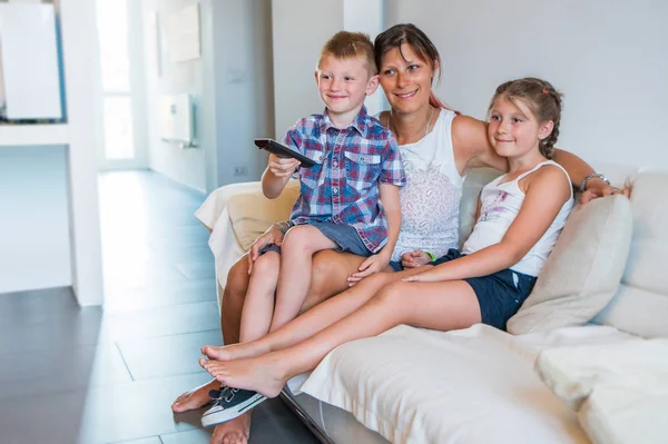 Mutter Mit Ihren Kindern Sitzt Hause Auf Dem Sofa Ein — Stockfoto