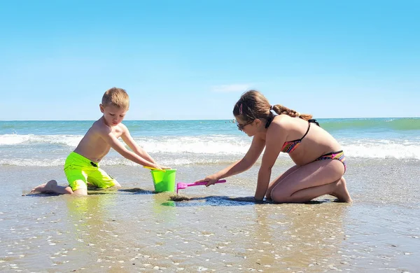 Crianças Felizes Estão Brincando Com Areia Costa — Fotografia de Stock