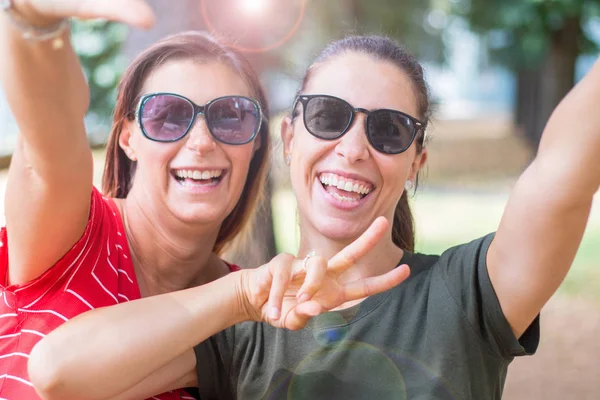 Adorables Chicas Caucásicas Sonrientes Expresando Emociones Positivas Cámara Haciendo Signo —  Fotos de Stock