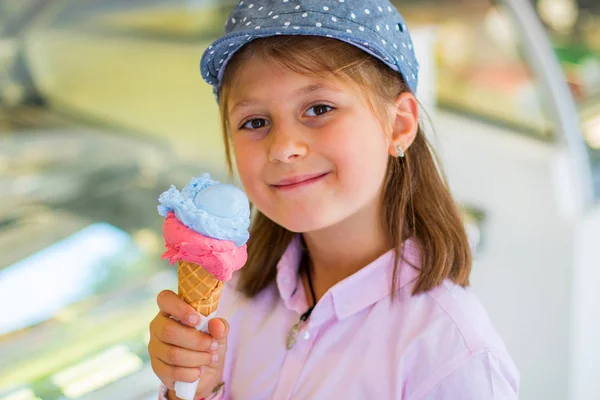 Hermosa Joven Con Sombrero Comiendo Helado Aire Libre — Foto de Stock