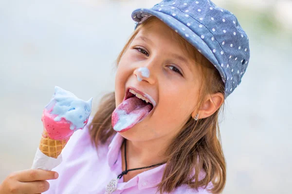 야외에서 아이스크림을 모자와 아름다운 — 스톡 사진
