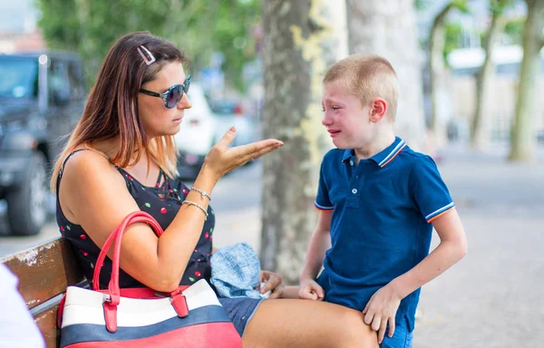 Wütende Mutter Beschimpft Ihren Sohn Kinderbildungskonzept — Stockfoto